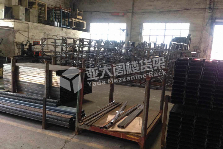 廣州亞大閣樓貨架廠家訂單不斷，工廠人員正全力以赴趕貨中